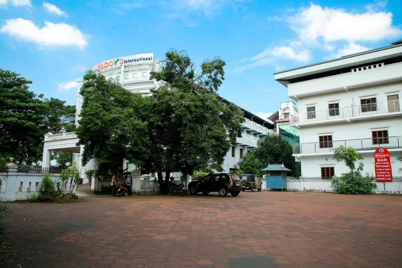 Hotel Meadows International Kizhake Chālakudi Екстериор снимка
